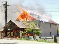 Patru locuinţe, afectate de un incendiu de proporţii