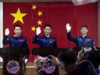 China a lansat cu succes trei astronauţi către o nouă staţie spaţială