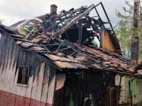 Un bărbat găsit mort într-o casă cuprinsă de flăcări avea răni incompatibile cu viaţa şi o funie în jurul gâtului