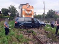 Patru persoane la spital după coliziunea unui tren cu o maşină