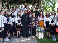 Oră de religie la baldachinul Sfântului Mare Mucenic Ioan cel Nou de la Suceava