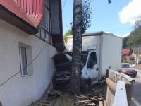 Dosar penal după ce o autoutilitară a intrat într-o casă din Dorna Candrenilor