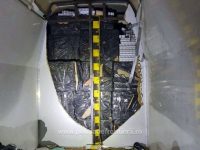 Două autoutilitare pline cu ţigări de contrabandă