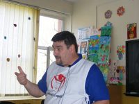 Îmi doresc să aduc zâmbete pe feţele oamenilor, iar dacă zâmbetele acestea sunt pe chipurile copiilor este şi mai bine