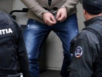 Un profesor de biologie din Costâna a fost arestat preventiv pentru că ar fi făcut avansuri sexuale unei eleve de 14 ani