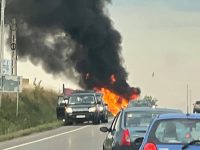Un microbuz a ars  ca o torţă pe DN 17, la intrarea în Stroieşti