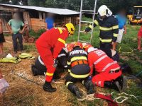 Doi bărbaţi au căzut într-o fântână