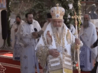 PF Daniel, la Putna,  la Praznicul Adormirii Maicii Domnului:  Maica Domnului este rugătoare  pentru toată lumea, dar în mod special este rugătoare pentru fecioare şi mame
