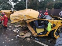O autoutilitară s-a rupt în două după o coliziune cu un camion