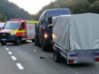 La Valea Putnei, coliziune între un camion şi un microbuz