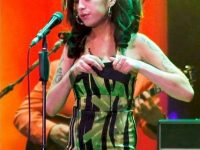 Rochia purtată de Amy Winehouse la ultimul său concert, vândută la licitație cu 243.200 de dolari