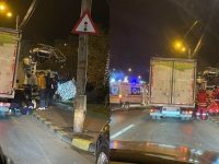 O autoplatformă de lucru la înălţime s-a răsturnat