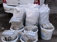 Două grupări de contrabandişti şi traficanţi de migranţi din judeţul Suceava au fost destructurate