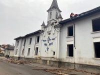 Un bătrân s-a urcat pe acoperişul Spitalului vechi din Fălticeni, protestând împotriva demolării