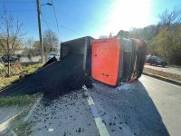 Autocamion încărcat cu bitum, răsturnat la sensul giratoriu de pe strada Traian Vuia