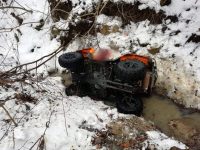 O tânără de 21 de ani a murit după ce a căzut cu ATV-ul într-un pârâu