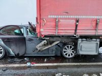 Rănit grav după ce a intrat cu maşina într-un tir