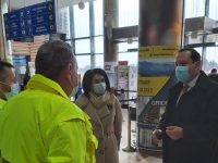 Angajaţii DSP Suceava din aeroport, păziţi de jandarmi!