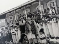 Urători la gospodarul Bosancu Constantin (zis Costan Lume), Soloneţ, 1987 – imagine din colecţia domnului învăţător Doru Luchian