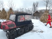 Un bărbat supraponderal a fost preluat cu autoşenilata până la ambulanţa care l-a transportat la spital
