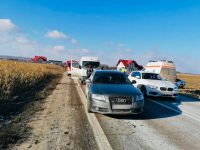 Trei răniţi după un carambol între patru autoturisme