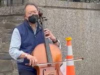 Celebrul violoncelist Yo-Yo Ma a organizat un protest muzical în faţa Ambasadei Rusiei din Washington