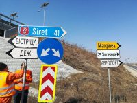 Secţia de Drumuri Naţionale Suceava a început montarea de indicatoare rutiere în limba ucraineană