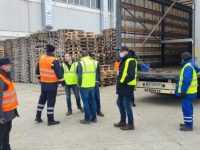 Primele 1.200 de paturi din carton presat făcute la Suceava au fost trimise la Cernăuţi