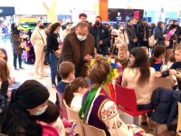 Spectacole, cadouri şi dulciuri pentru numeroşi copii refugiaţi din Ucraina