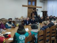 Operatorii rutieri care transportă refugiaţi vor să afle cum le vor fi plătite serviciile