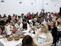 Tradiţie şi culoare în strai de sărbătoare