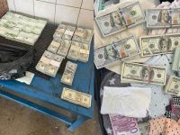Aproape 700.000 de dolari şi 450.000 de euro găsiţi la doi ucraineni care urma să intre în România