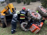 Un bărbat din Dorna Candrenilor a murit prins sub tractorul pe care îl conducea