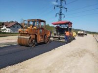 Se toarnă asfalt pe ruta alternativă Suceava – Botoşani