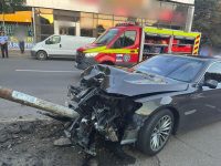 Un autoturism a intrat într-un stâlp