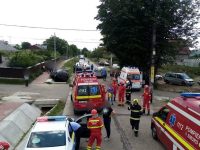 Trei răniţi după o coliziune între două autoturisme