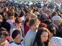 Vama Siret a fost luată cu asalt de ucrainenii care vor să primească câte 110 euro din partea Crucii Roşii