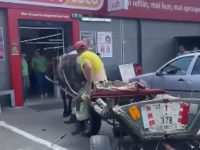 Un bărbat a încercat să intre cu căruţa într-un supermarket