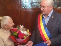 Suceveanca Maria Grijincu, felicitată de Ion Lungu la împlinirea vârstei de 100 de ani