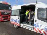 Fermieri amendaţi după ce au semnalat la 112 că un camion ucrainean cu cereale nu are sigiliul pus corect şi nici foaie de parcurs