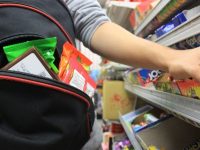 Au furat dintr-un hipermarket produse alimentare de circa 640 de lei