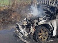 Un autoturism a ars în totalitate