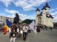 La Fălticeni, procesiune religioasă cu participarea PS Damaschin Dorneanul, Episcop Vicar al Arhiepiscopiei Sucevei şi Rădăuţilor