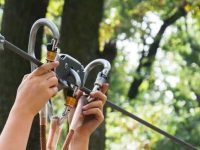 Un copil a căzut de pe tiroliana din parcul municipal