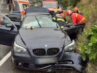 Şoferul unui tir a derapat şi a lovit un autoturism care a ajuns în şanţ