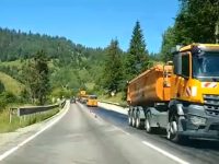 Se lucrează la aşternerea de asfalt pe DN 17