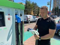 Parcarea de la hotelul Bucovina ar urma să fie zona principală de încărcare a maşinilor electrice