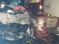 Un şofer de tir care a ieşit dintr-o parcare fără să se asigure a rănit un bărbat care conducea un autoturism