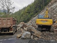 DRDP Iaşi a anunţat că îndepărtează pietrele ce blochează DN17B la Holda