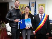 Primarul Ion Lungu i-a premiat cu câte 10.000 de lei pe Ionela şi Marius Cozmiuc